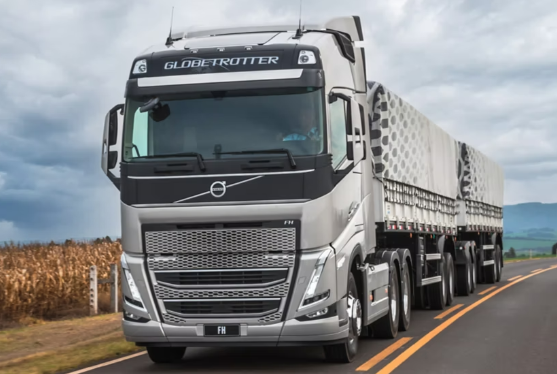 Foto mostrando um Volvo FH540 estacionado.